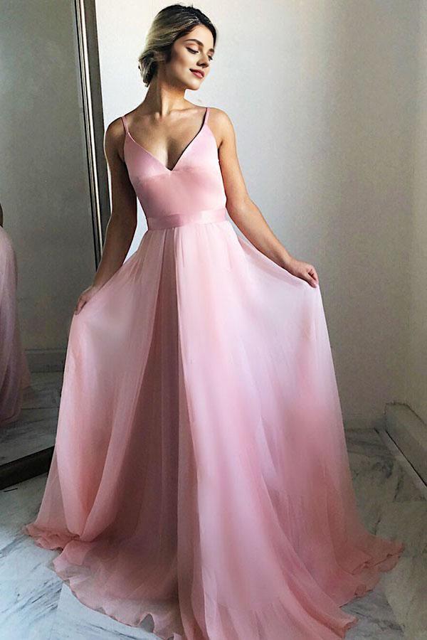 Vestido Weitese fluido de corte A con escote en V y cola larga de gasa rosa para fiesta de graduación